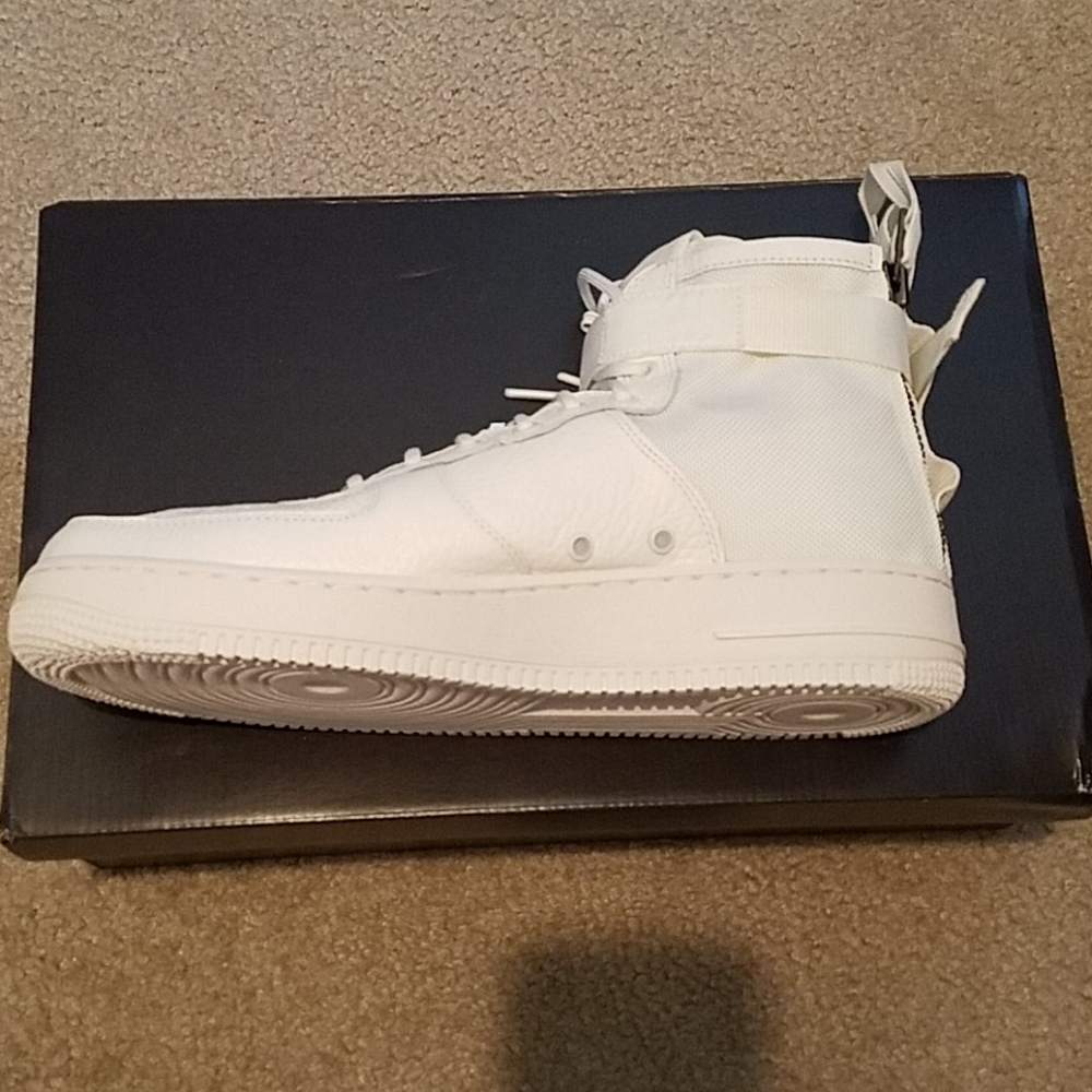 Nike Men's Air Force 1 Basketball Shoes - Picture 7 of 10